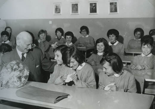 Otto Frank visite une école en Italie, avril 1963. 